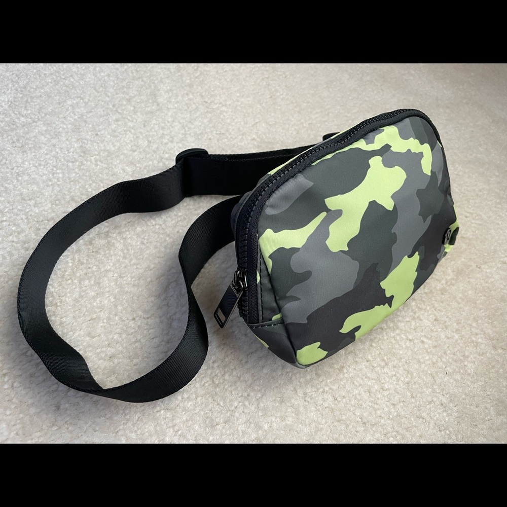 Lululemon everywhere belt bag. Heritage 365 Camo Neo Mint Multi.